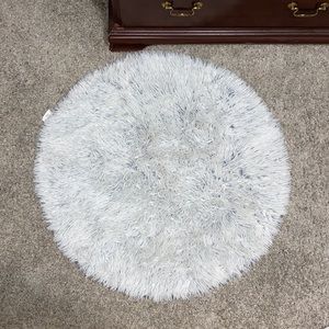 White fur circle rug